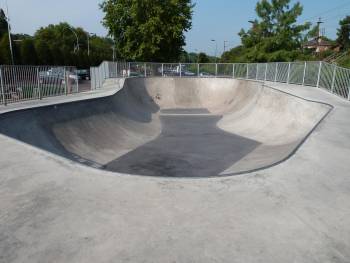 Skatepark en béton du parc Messonnier à Poissy